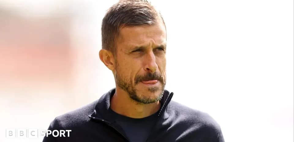 Entrenador observando el campo antes del partido