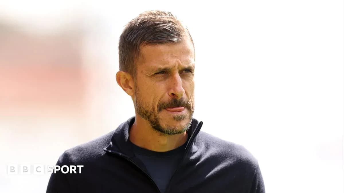 Entrenador observando el campo antes del partido