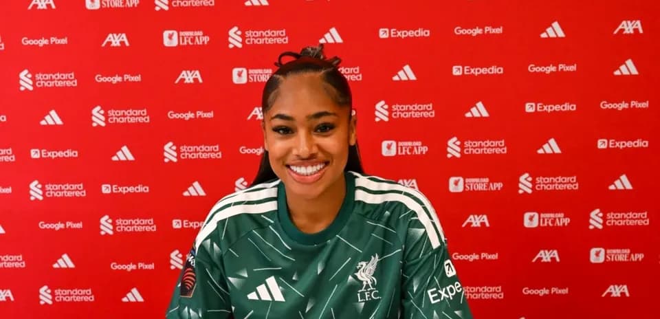 Jugadora de Liverpool posando en conferencia de prensa