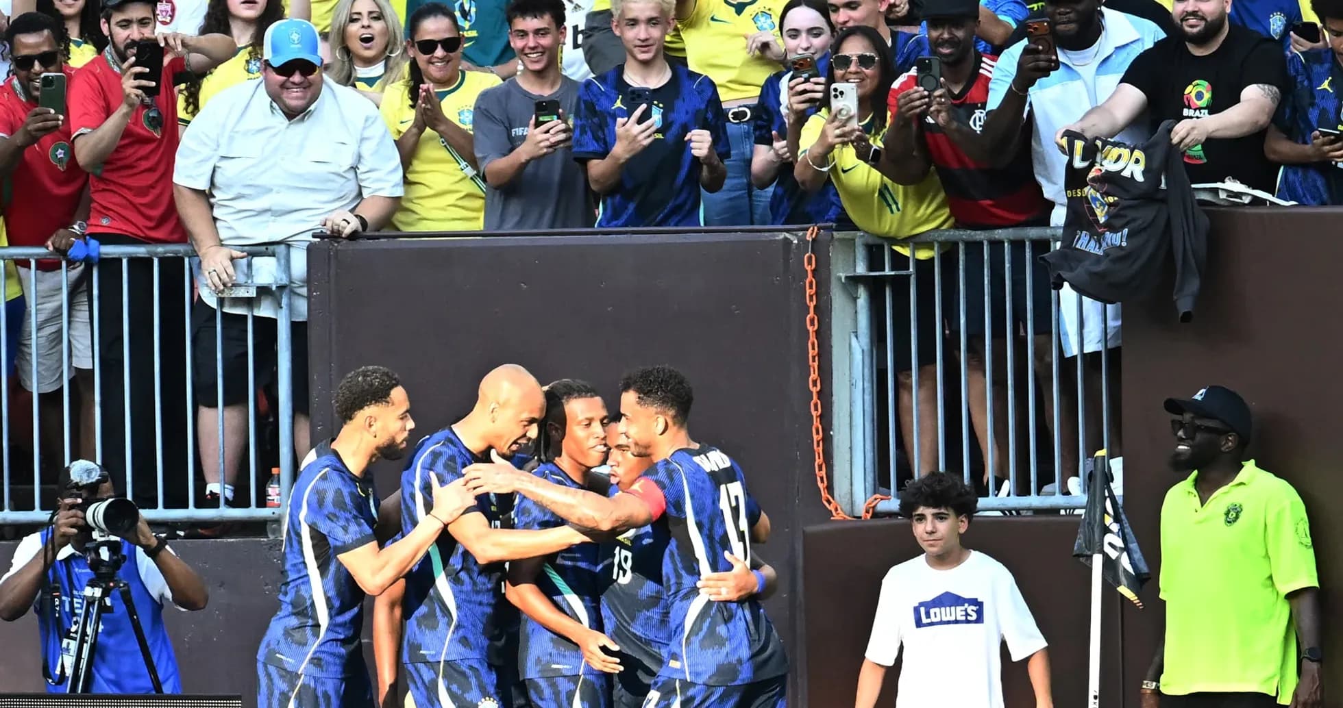 Celebración de jugadores de Brasil en el estadio