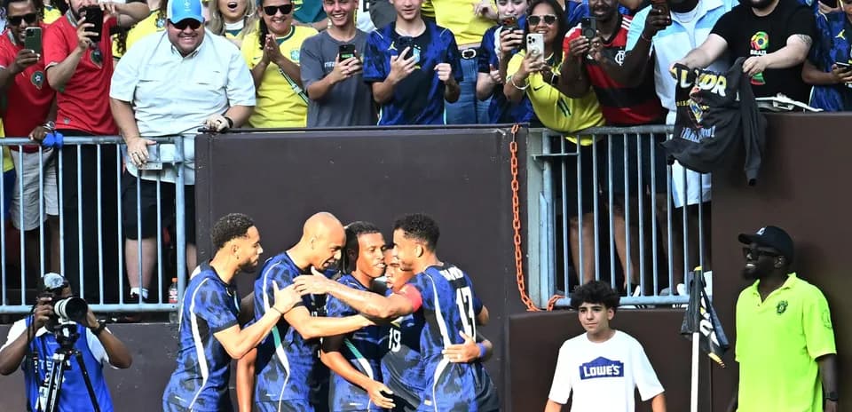 Celebración de jugadores de Brasil en el estadio