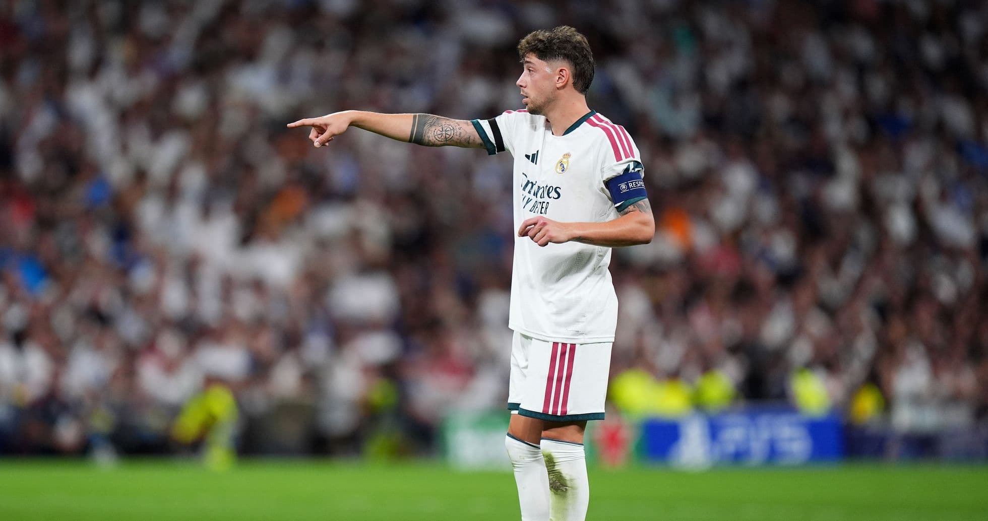 Jugador de Real Madrid dirigiendo a su equipo en el campo