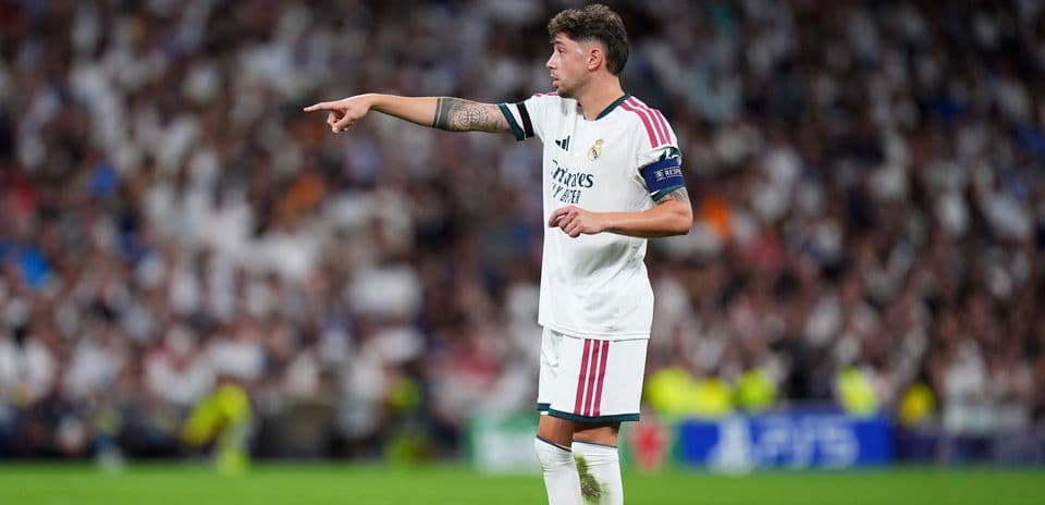 Jugador de Real Madrid dirigiendo a su equipo en el campo