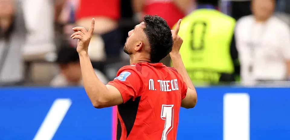 Jugador celebrando con los brazos alzados en el estadio