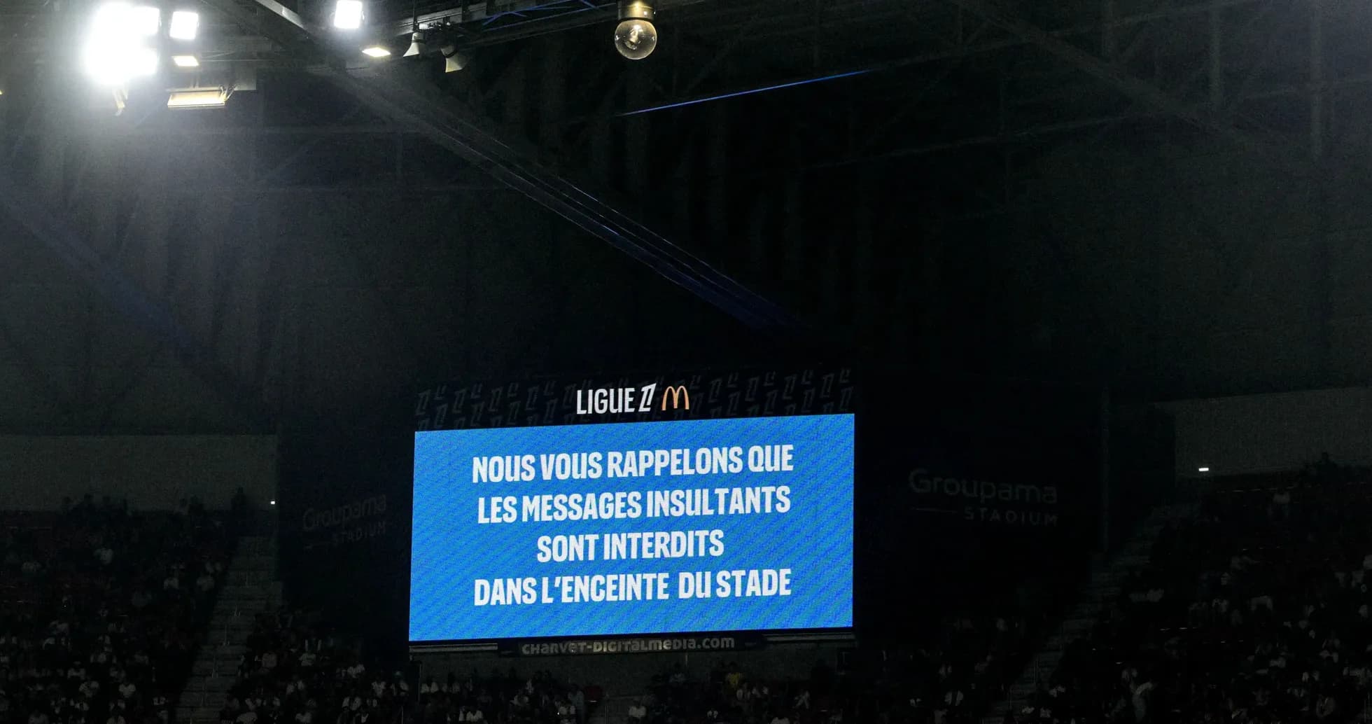 Pantalla del estadio recordando normas de comportamiento