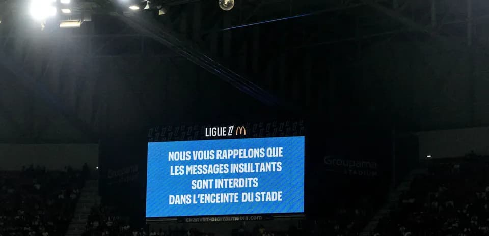 Pantalla del estadio recordando normas de comportamiento