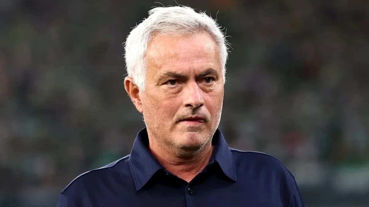 Entrenador mirando durante un partido de fútbol