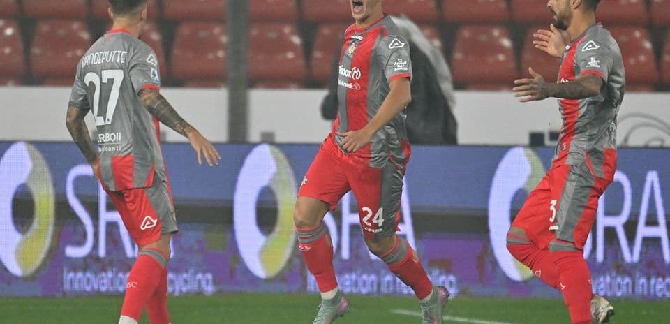 Jugadores de Cremonese celebrando un gol