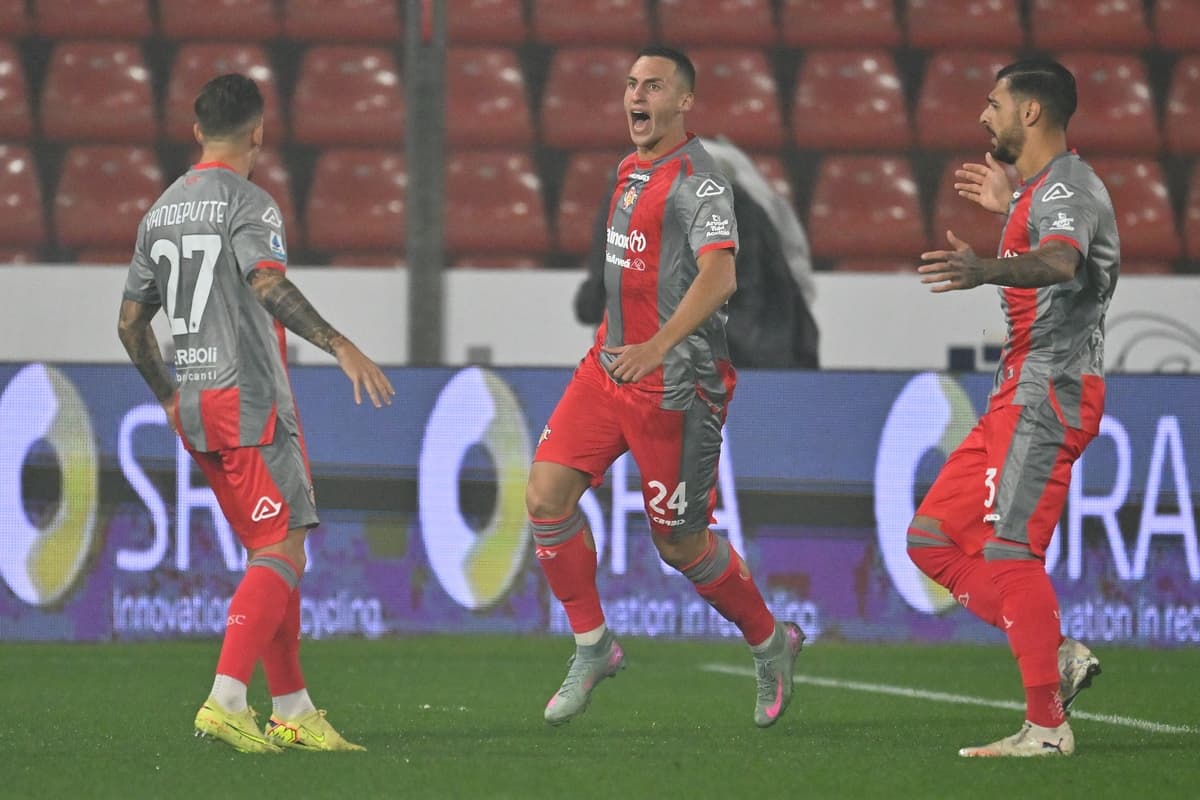 Jugadores de Cremonese celebrando un gol