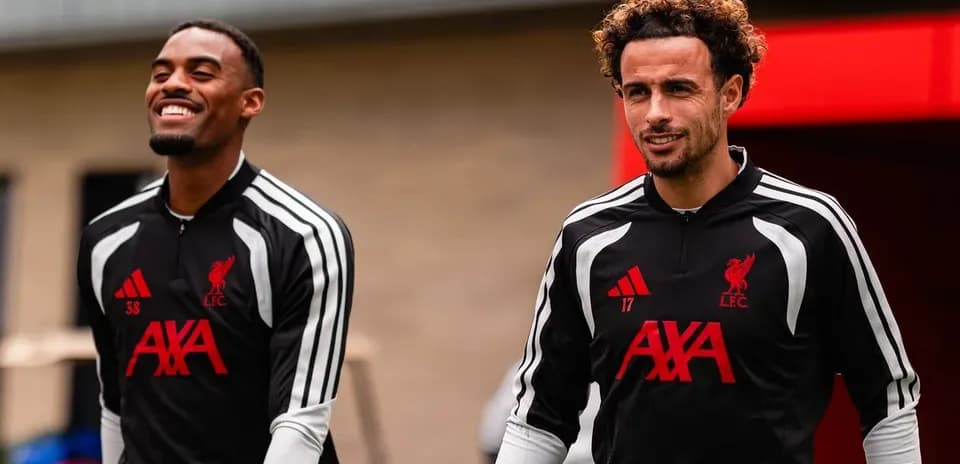 Dos jugadores de Liverpool llegando a entrenamiento