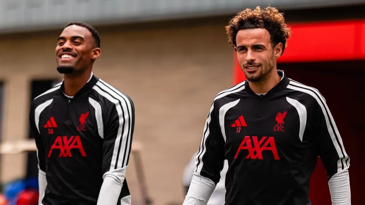 Dos jugadores de Liverpool llegando a entrenamiento