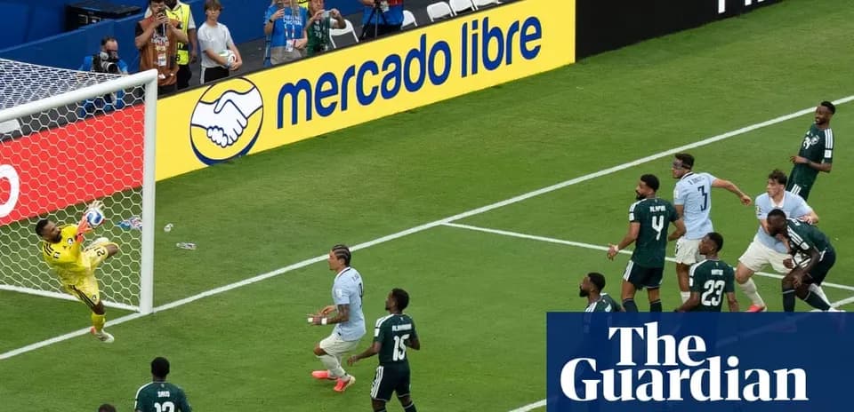 Portero deteniendo un tiro a puerta en partido