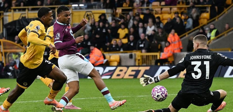 Jugador de Burnley disparando a portería