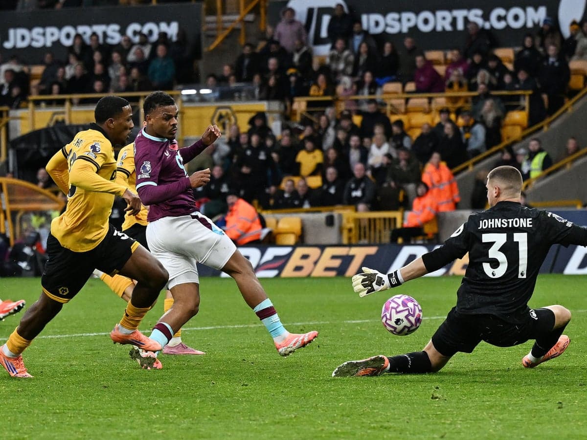 Jugador de Burnley disparando a portería