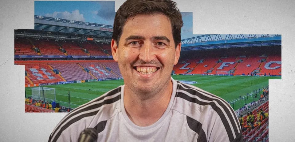 Entrenador sonriendo en el estadio de Liverpool