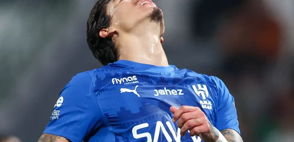 Jugador con camiseta azul mirando hacia arriba