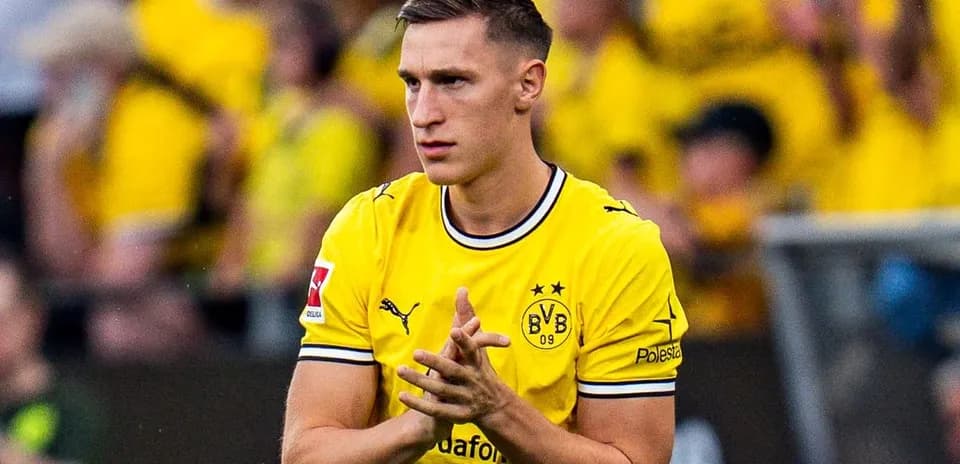 Jugador de Borussia Dortmund aplaudiendo en el campo