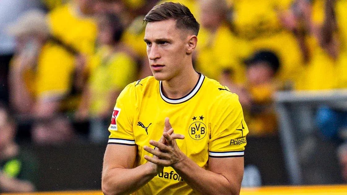 Jugador de Borussia Dortmund aplaudiendo en el campo