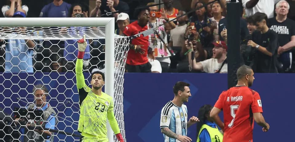 Portero levantando la mano durante partido de fútbol