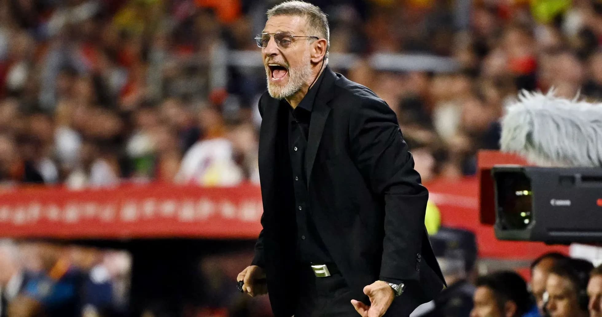 Entrenador dirigiendo a su equipo durante el partido