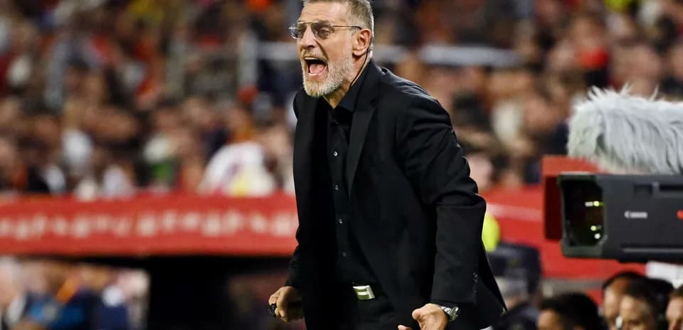 Entrenador dirigiendo a su equipo durante el partido