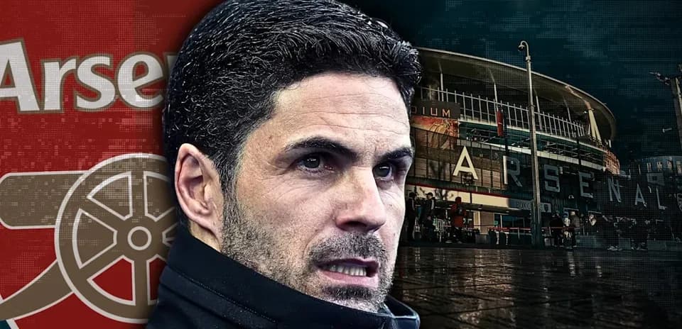 Entrenador de Arsenal frente al estadio del club