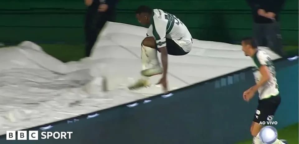 Jugador saltando sobre la publicidad en el campo