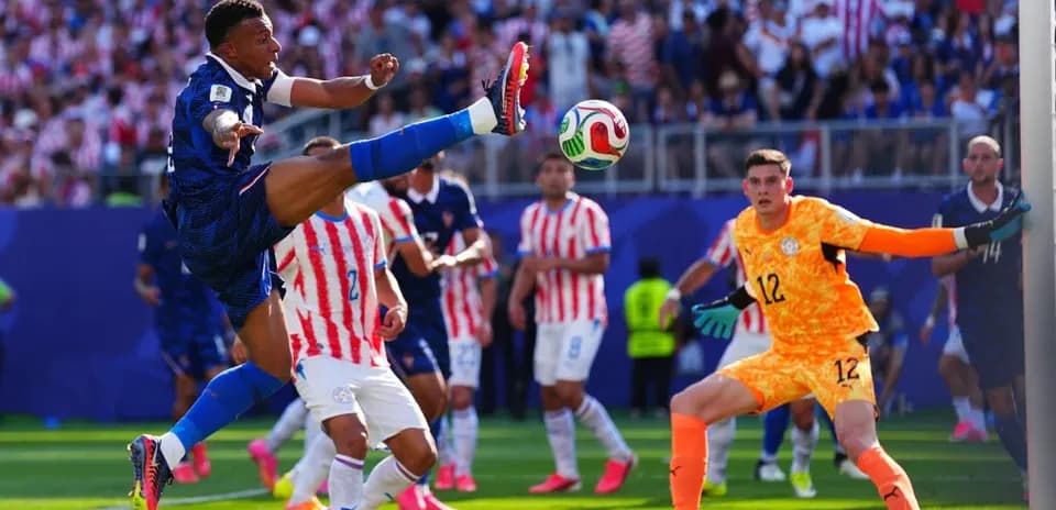 Jugador francés chutando el balón frente al portero