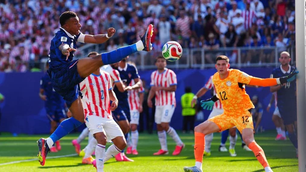 Jugador francés chutando el balón frente al portero