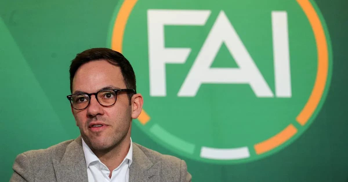 Persona hablando frente a un fondo de FAI