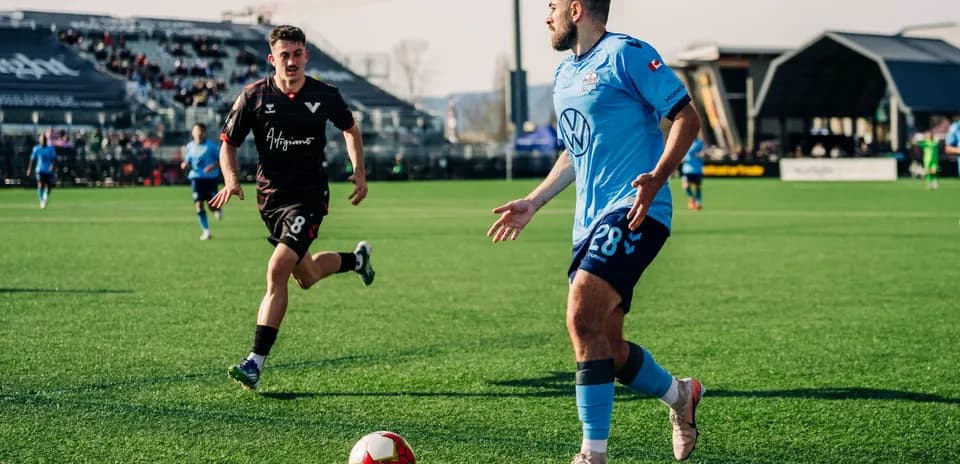 Jugador de HFX Wanderers FC con balón