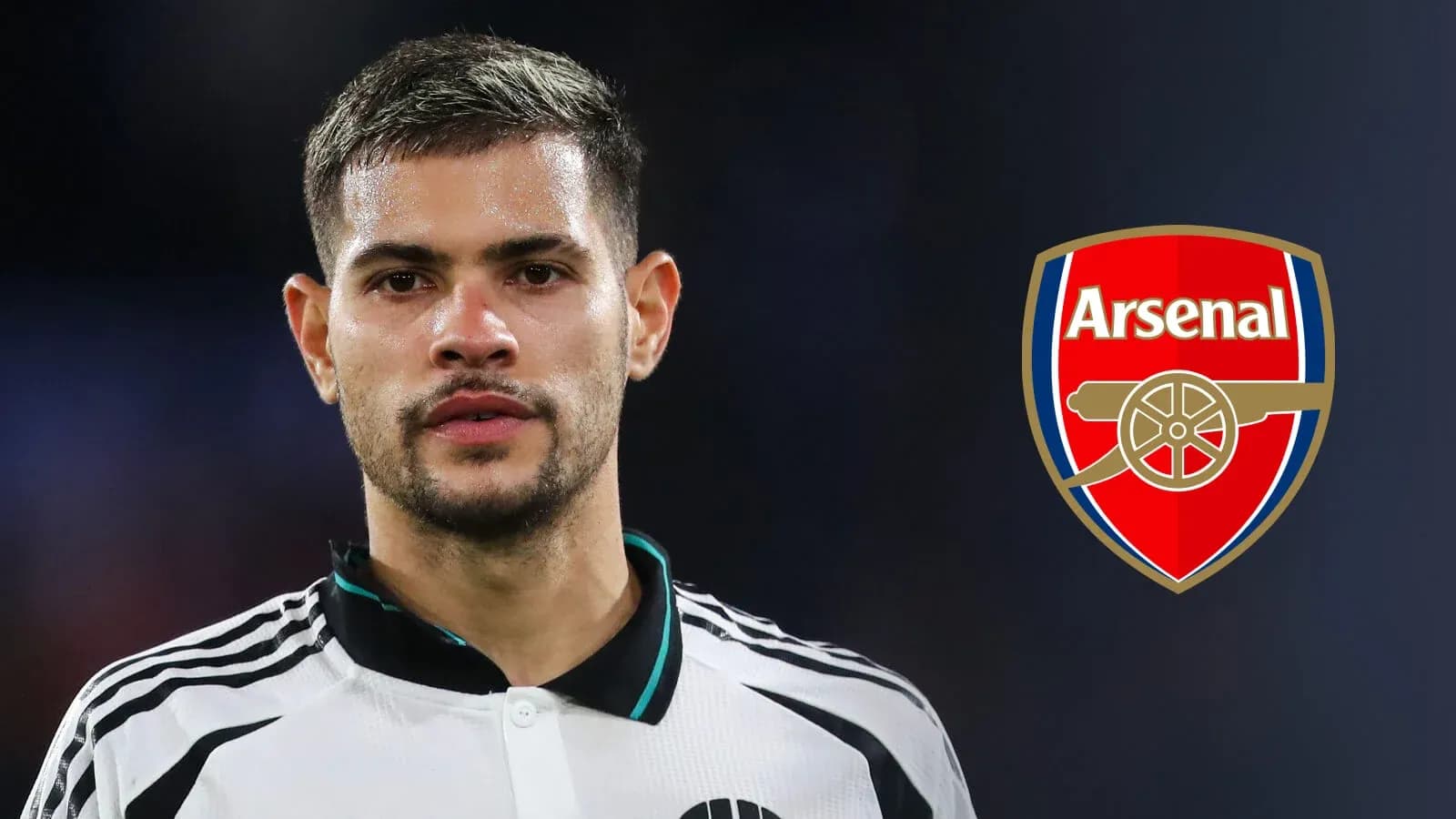 Jugador de fútbol con camiseta y escudo de Arsenal