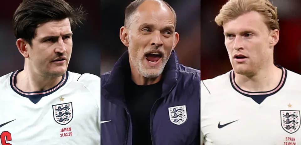 Tres futbolistas y un entrenador en acción