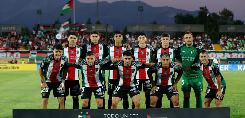 Jugadores de Palestino posando antes del partido
