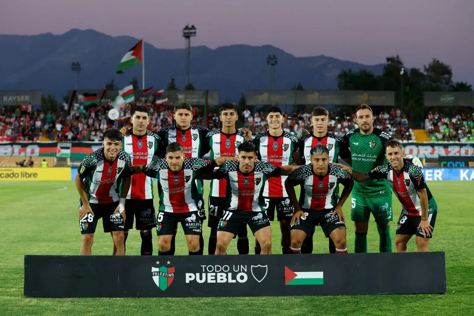 Jugadores de Palestino posando antes del partido