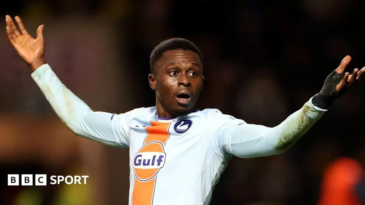 Jugador protestando durante el partido de fútbol