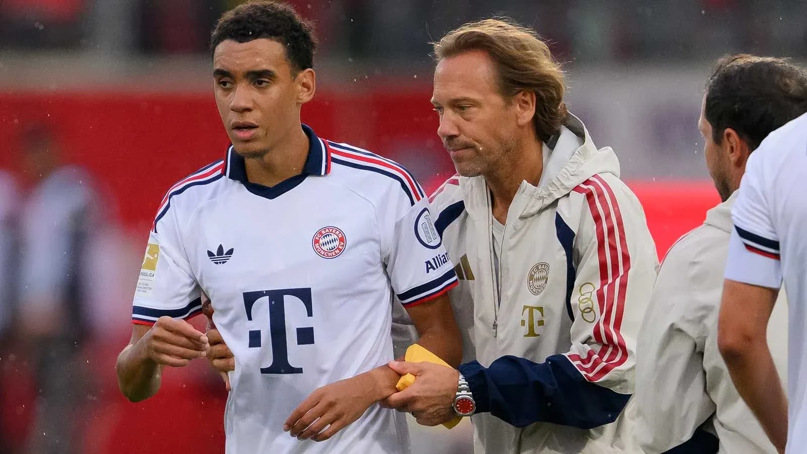Jugador de Bayern Munich recibiendo instrucciones del entrenador