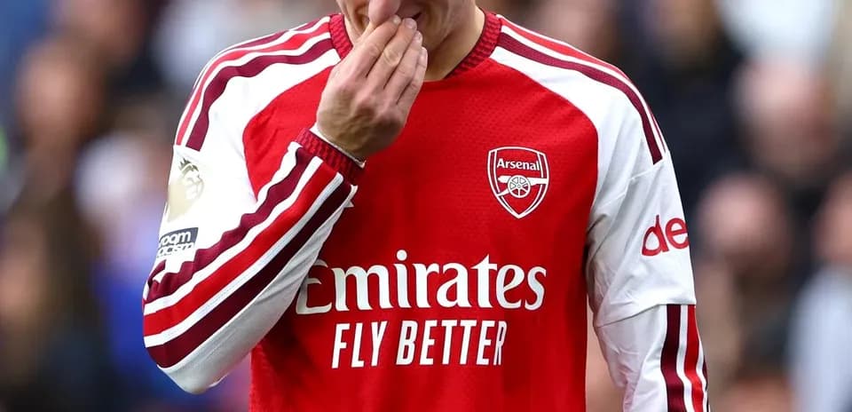 Jugador de Arsenal tocándose la nariz durante el partido