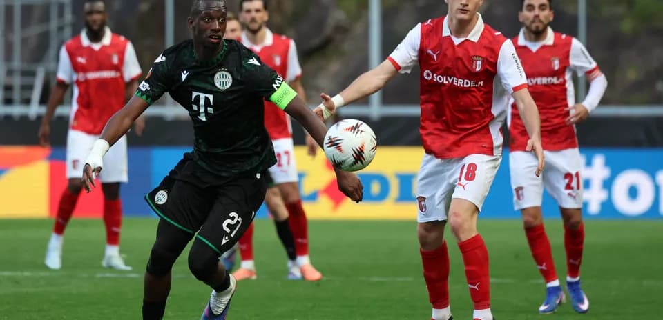 Jugador de Ferencvarosi TC con balón en partido