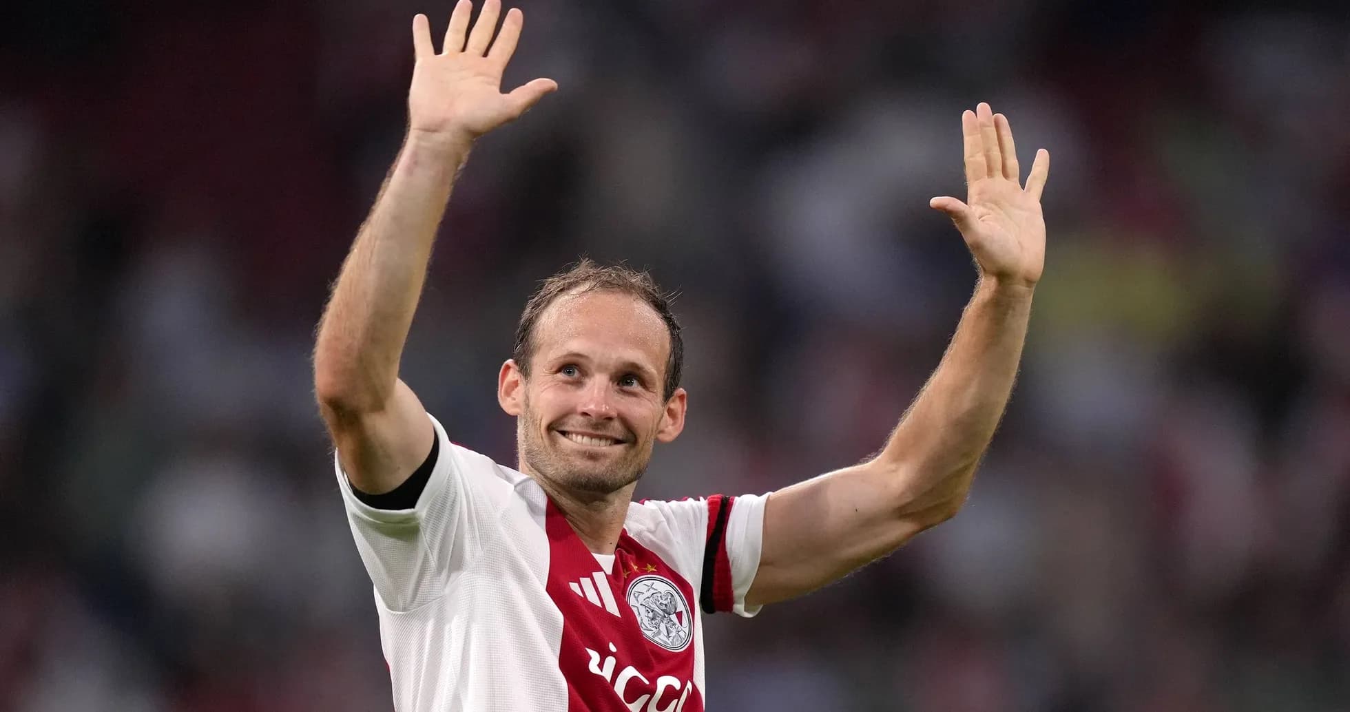 Jugador de Ajax saludando al público durante el partido