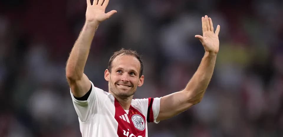 Jugador de Ajax saludando al público durante el partido