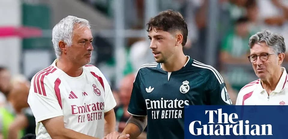 Entrenador y jugador de Real Madrid saludándose en el campo