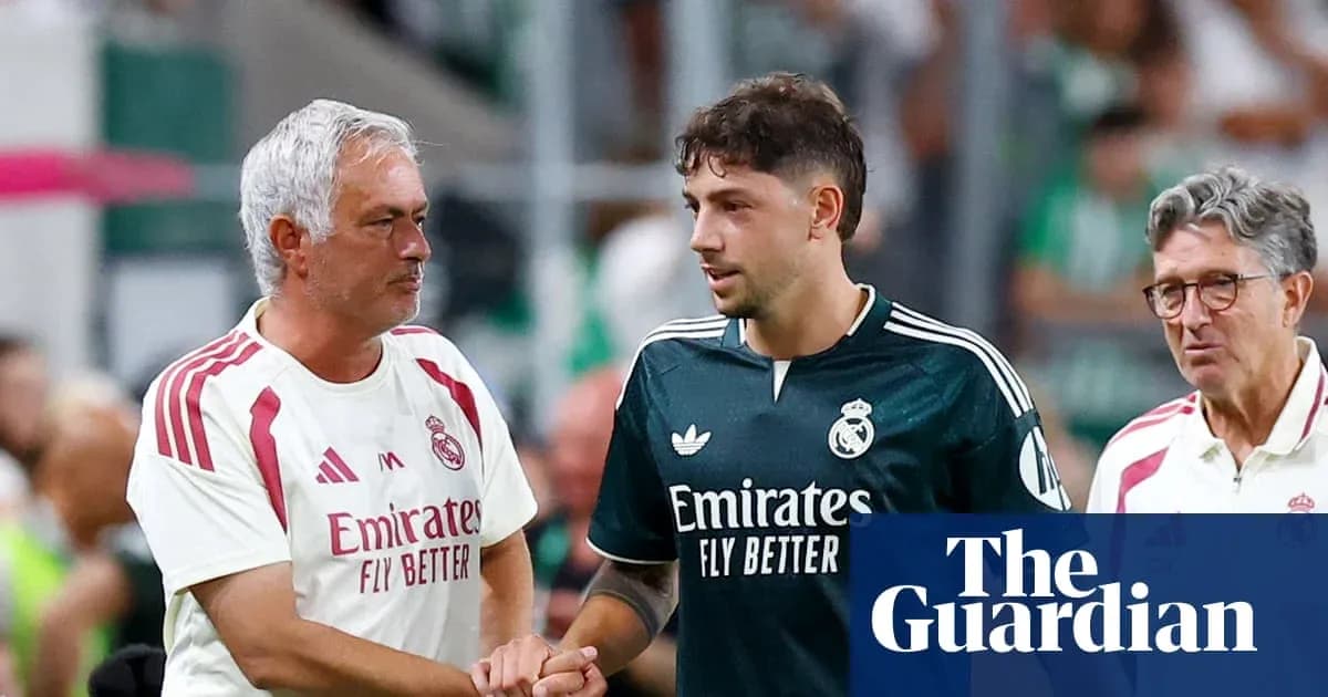 Entrenador y jugador de Real Madrid saludándose en el campo