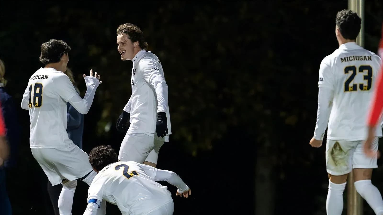 Jugadores de Michigan celebrando un gol en partido