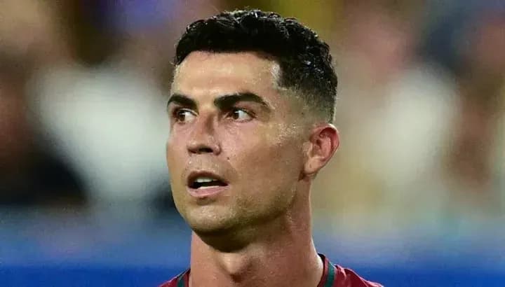 Cristiano Ronaldo en el campo durante un partido