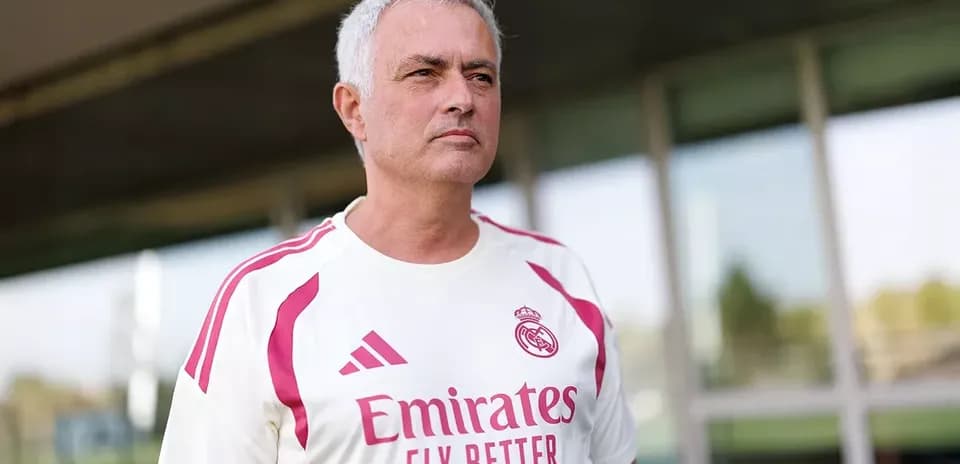 Entrenador en camiseta del Real Madrid en campo