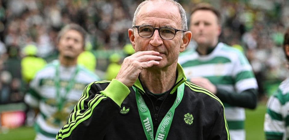 Entrenador en el campo con medalla tras el partido