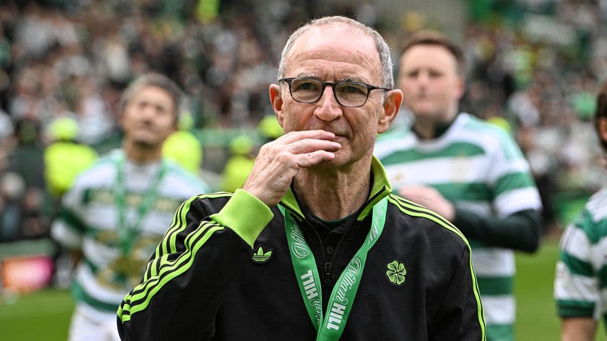 Entrenador en el campo con medalla tras el partido