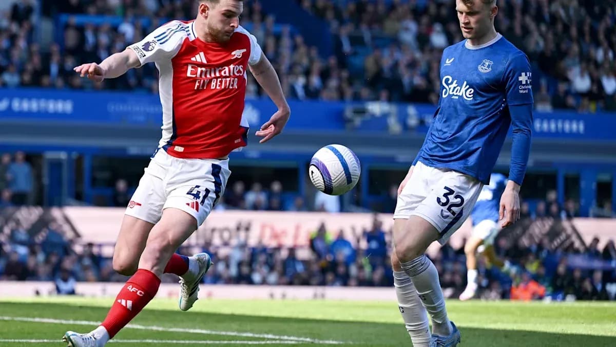 Jugador de Arsenal despejando el balón ante Everton