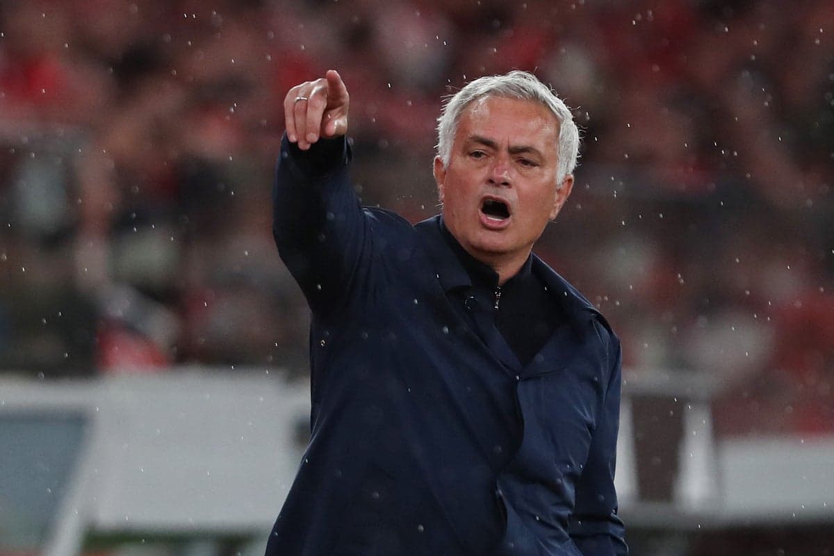 Entrenador dando instrucciones desde la línea de banda